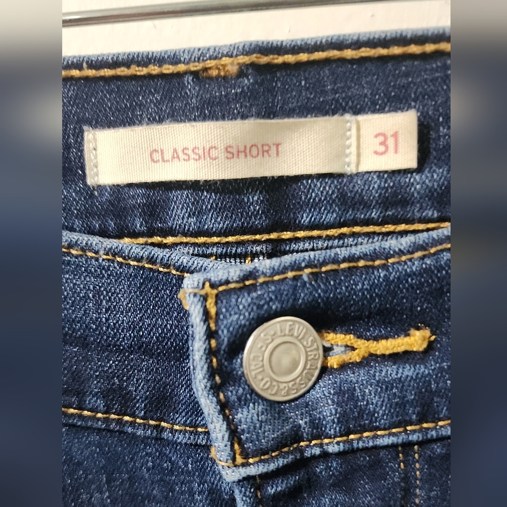 ✨️Levi’s Classic Short Dark Wash Denim Jean Shorts Size 31 ✨ - Picture 3 of 8
